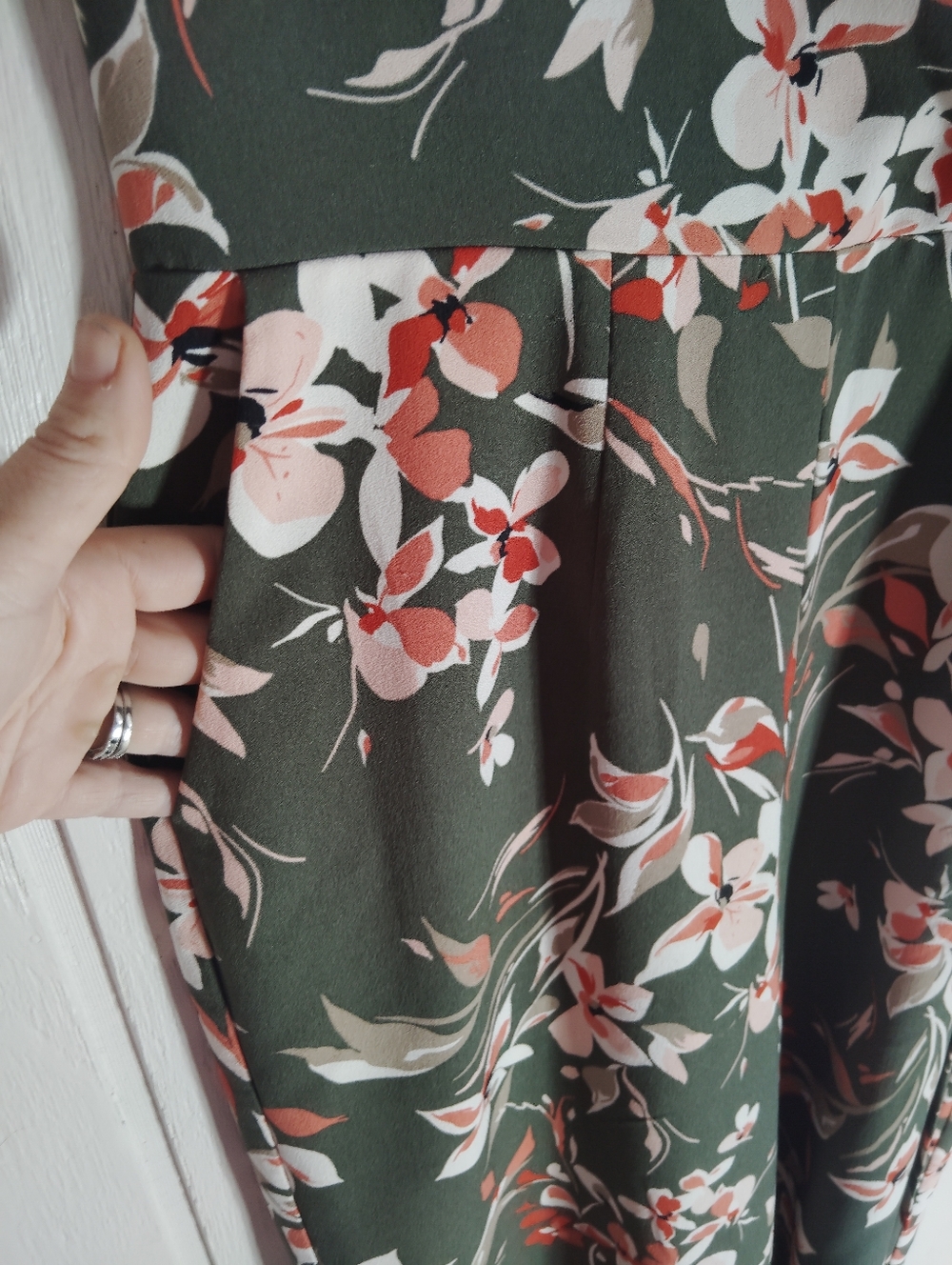 LIKE NEW!! Apt. 9 Dark Green Floral Sleeveless Wide-Leg Jumpsuit. Size 4 - Picture 3 of 11